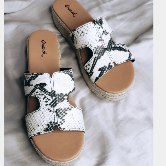 🆕️//The Trish// Snake print cutout Sandal - Picture 4 of 4